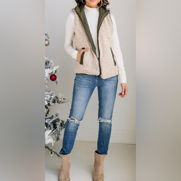 jules & james Jackets & Blazers - Jules & James Army Green Reversible Sherpa Fleece Zip-Up Vest.  Size Medium